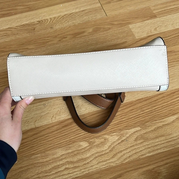 Guess Purse - Picture 5 of 10